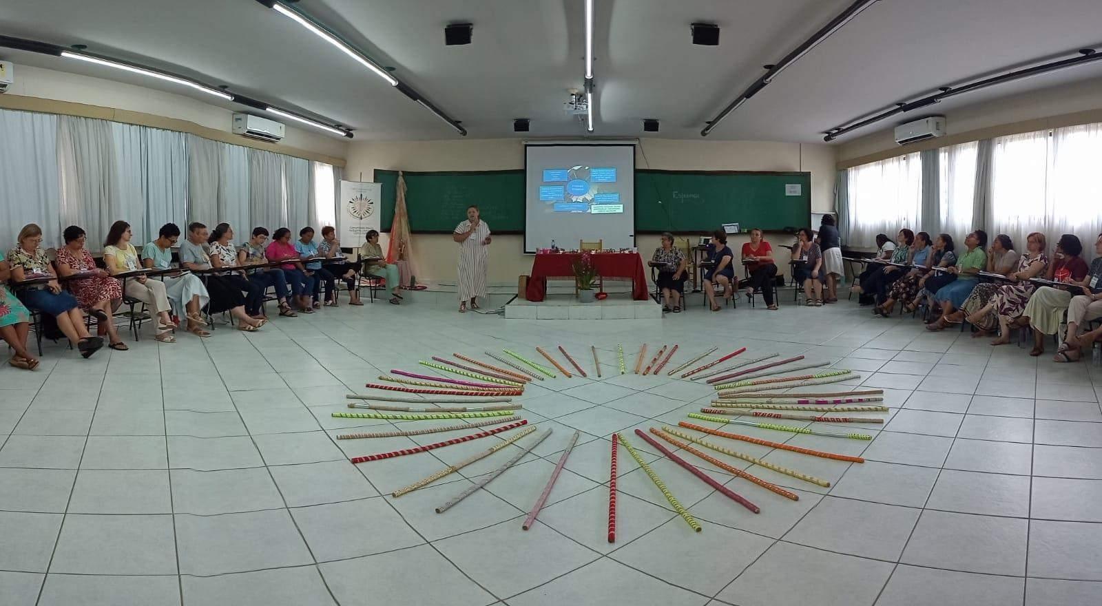 Irmãs de São José estão reunidas em Curitiba para um momento de formção.